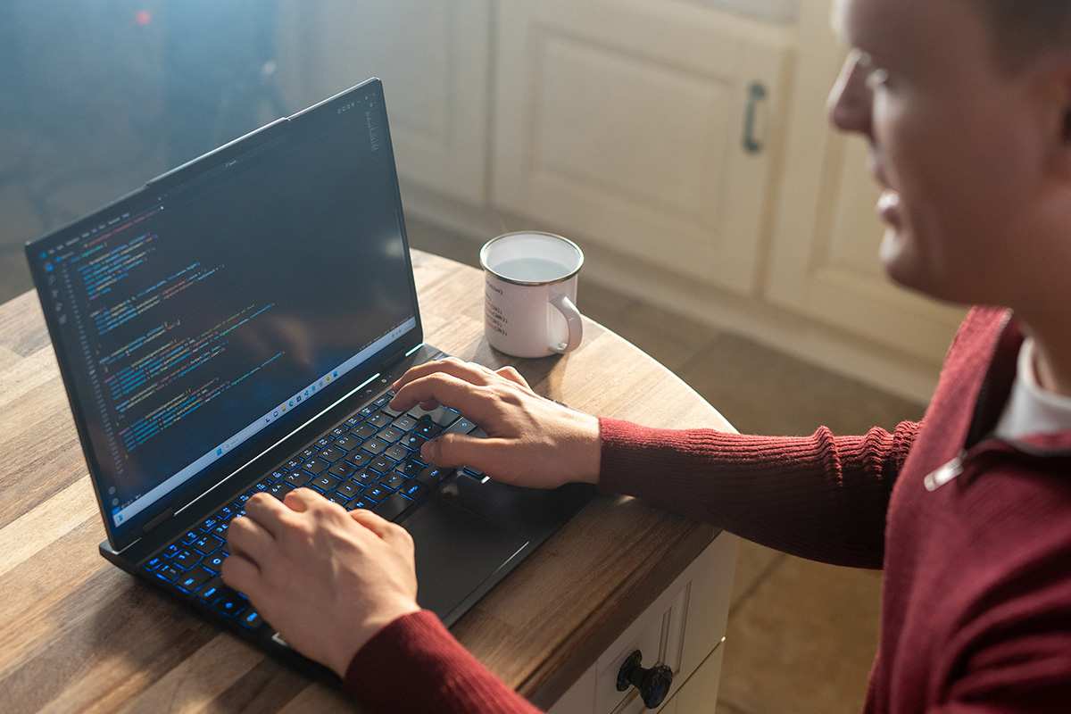 En udvikler, der arbejder på en PCSpecialist-bærbar