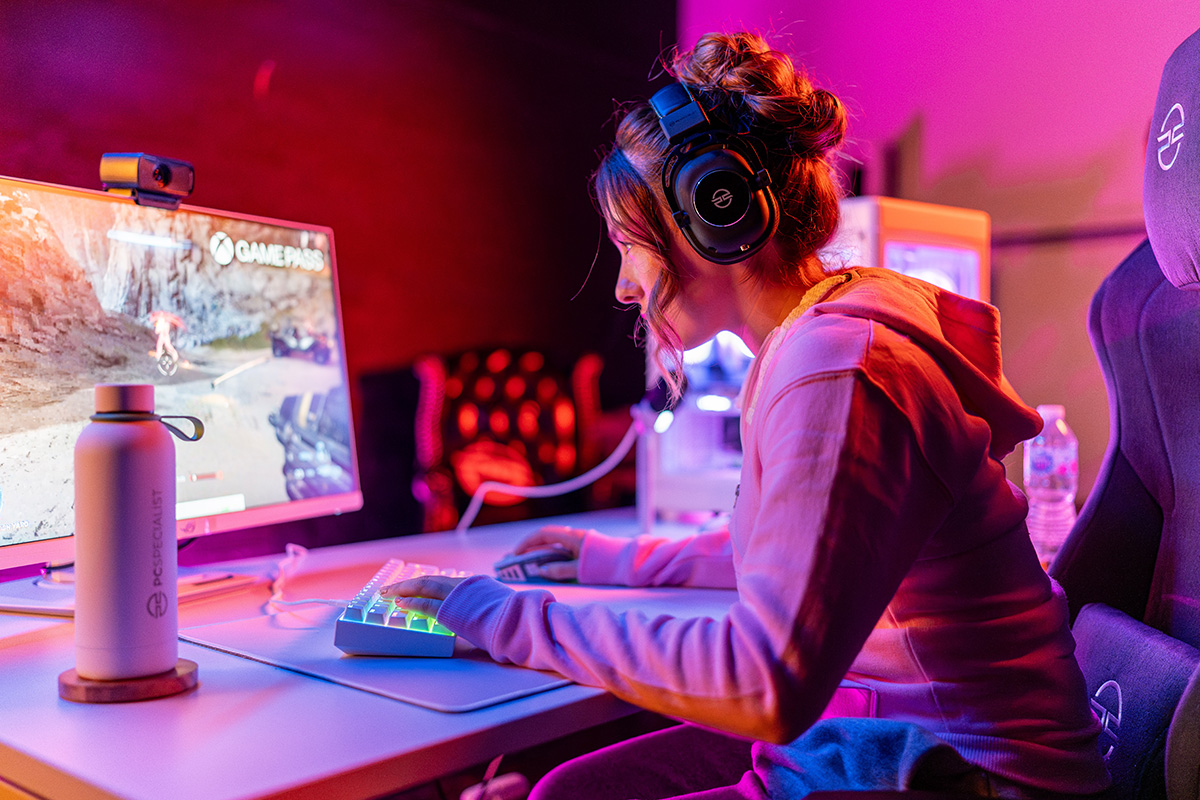 En gamer, der bruger en PCSPecialist PC til at spille spil
